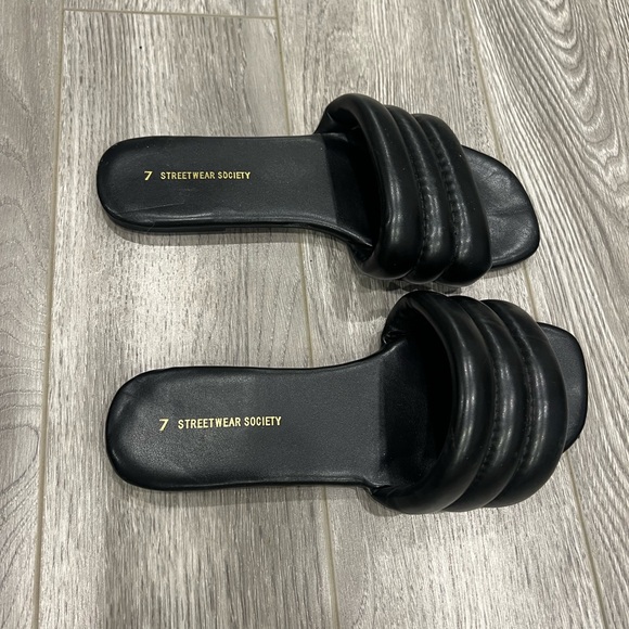 Black puff slides women’s size 7 - Picture 2 of 2